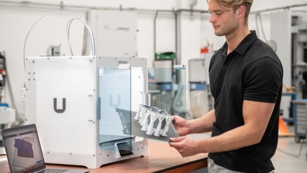 UltiMaker S6 flexible heated build plate for easy part removal and advanced material printing